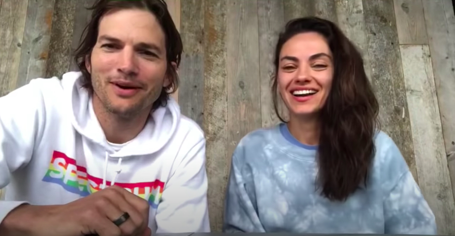 艾希頓庫奇（左）與蜜拉庫妮絲難得一起亮相，跟大家推銷「隔離酒」。（Nocking Poing官方YouTube）