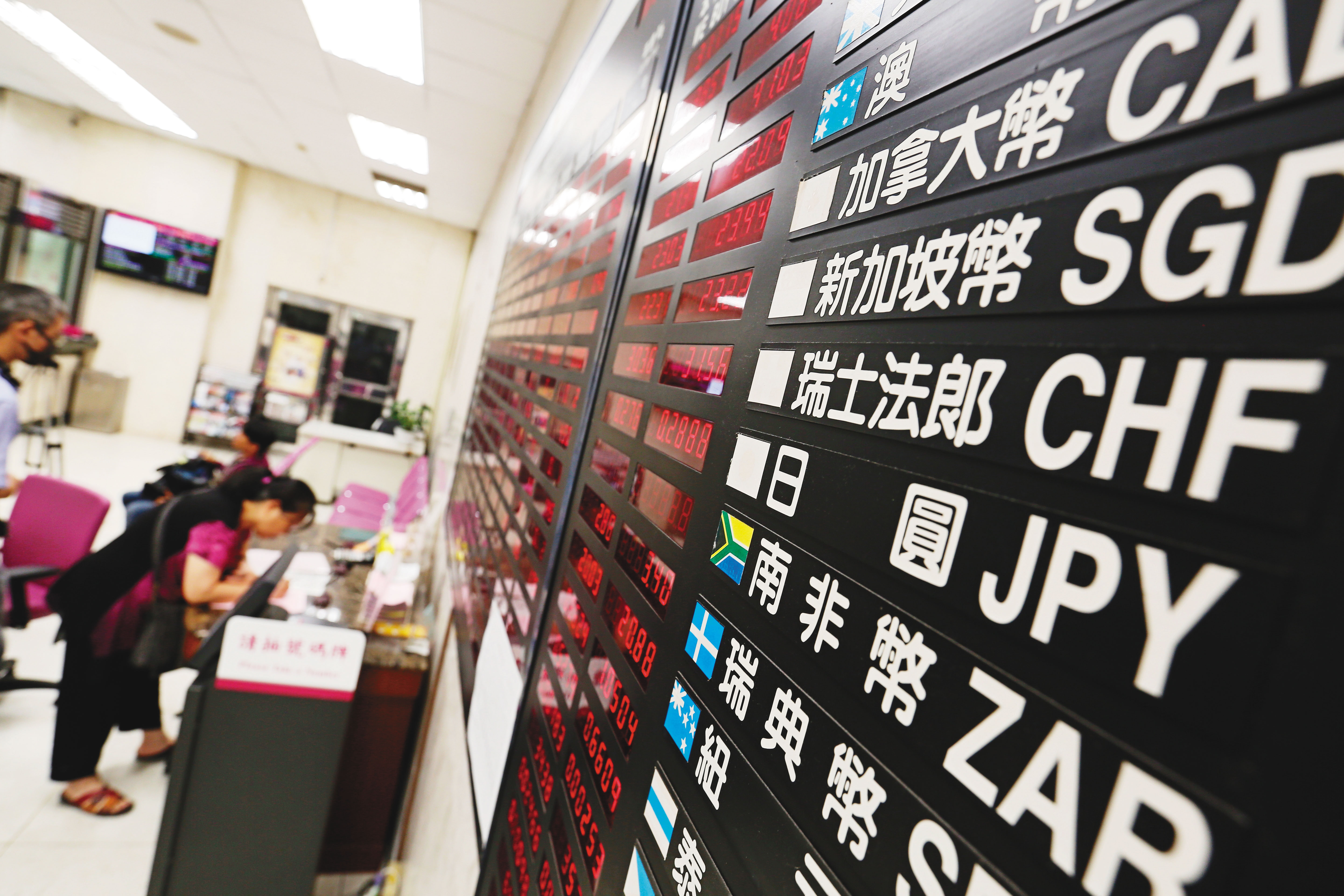 美高收債美元計價南非幣避險基金，配息率會比單純美元計價來得高，這是因為南非幣利息較高。