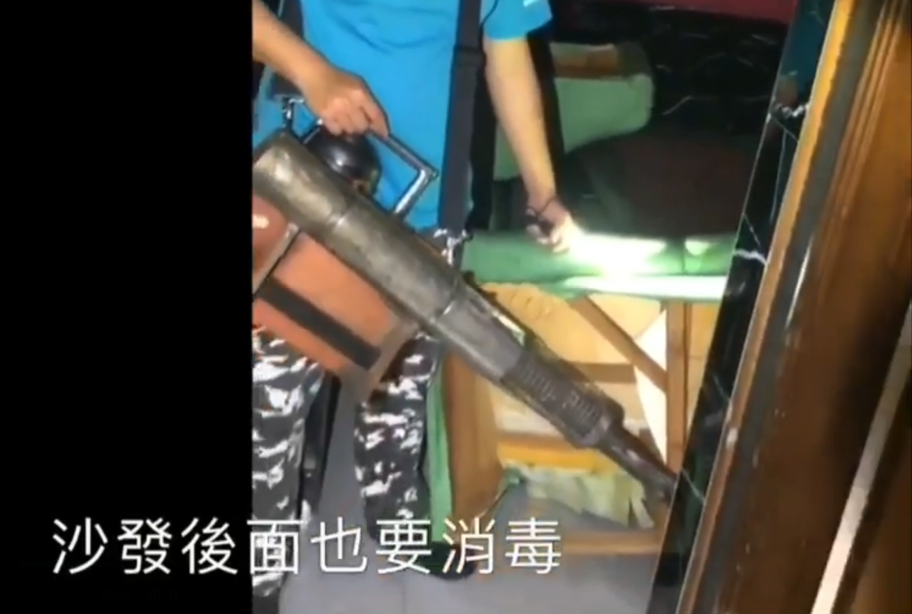享溫馨KTV台南中華分店進行消毒。（翻攝自面畫面）