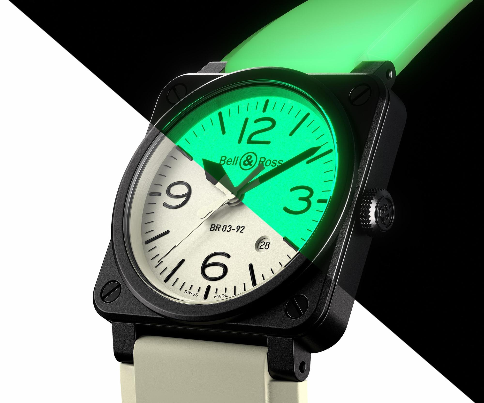 要比夜光面積,誰能贏過BELL & ROSS BR03-92 Full Lum?包括整個面盤、甚至錶帶都有夜光效果,超級招搖!全球限量250只,定價NT$129,000。