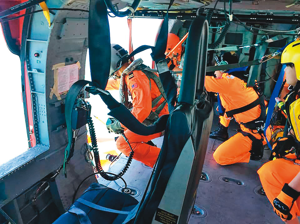 空勤總隊直升機出勤時，還會搭載海巡署、消防署人員共同執行任務。（翻攝空勤總部臉書）