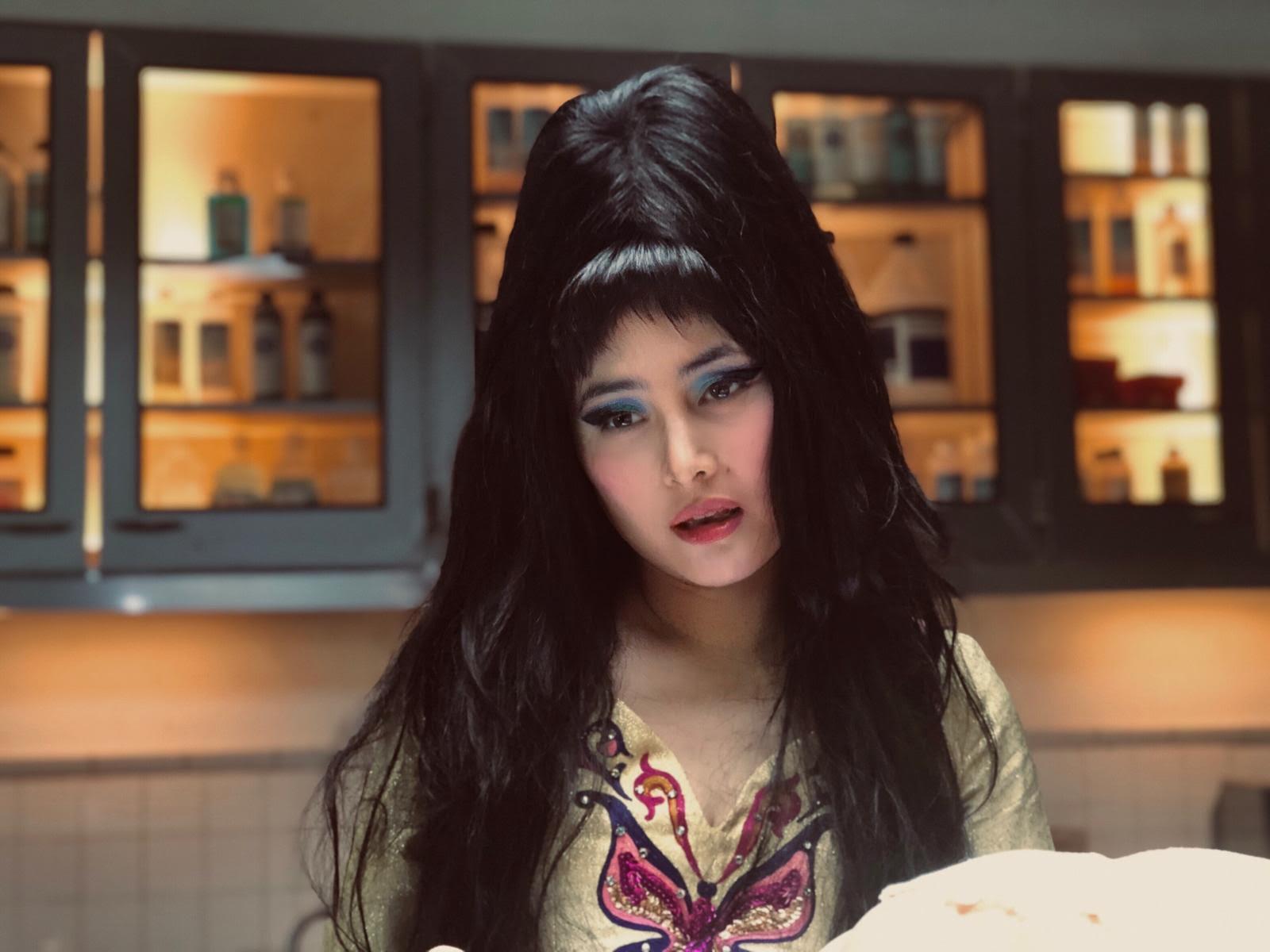 何超儀農曆年前在美國拍攝好萊塢獨立電影《Habit》,不管是造型及演繹方式都很誇張。(852 Films提供)