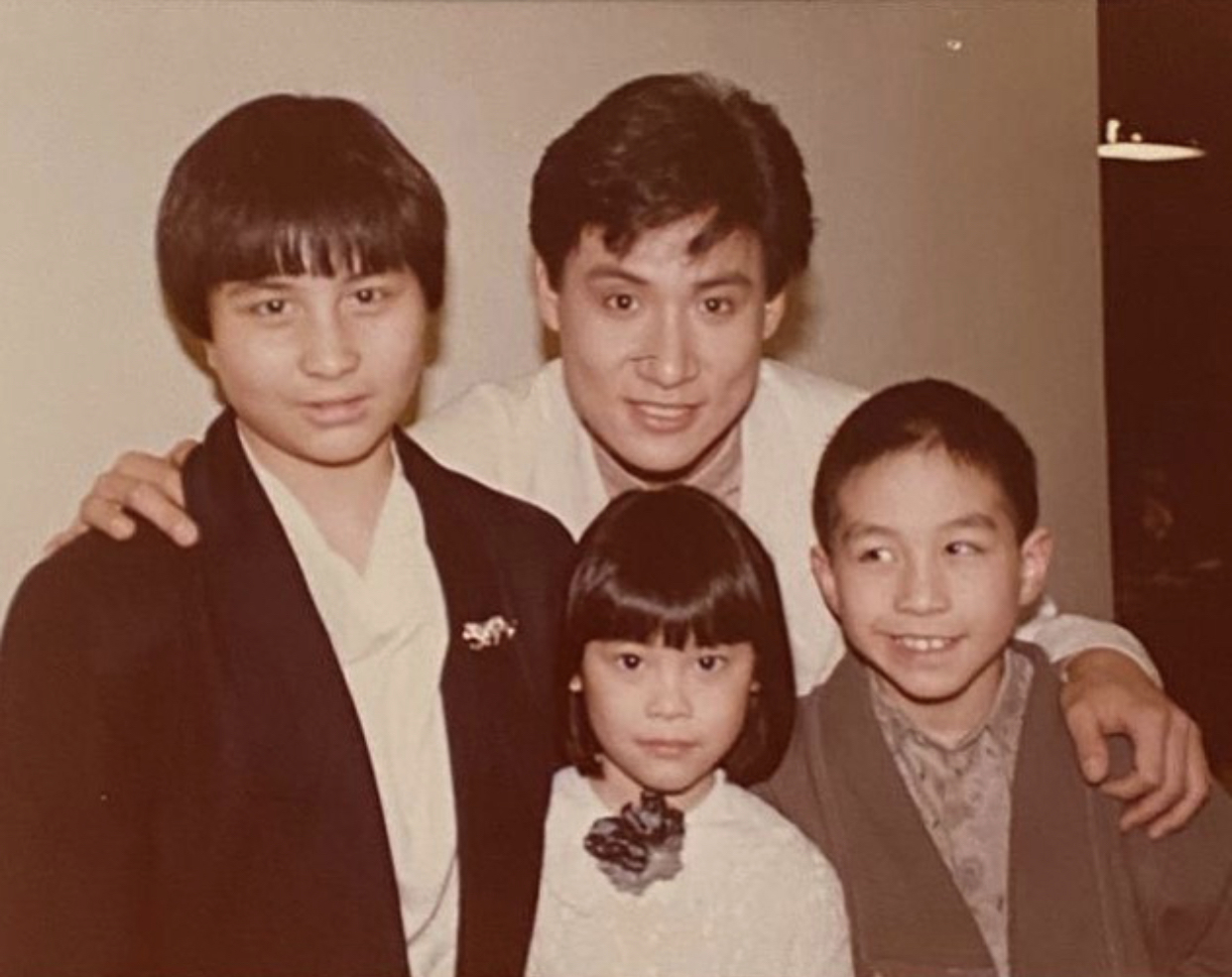 何超儀在IG貼出學生時代與張學友的合照，張學友的表情令人發噱。（翻攝自何超儀IG）