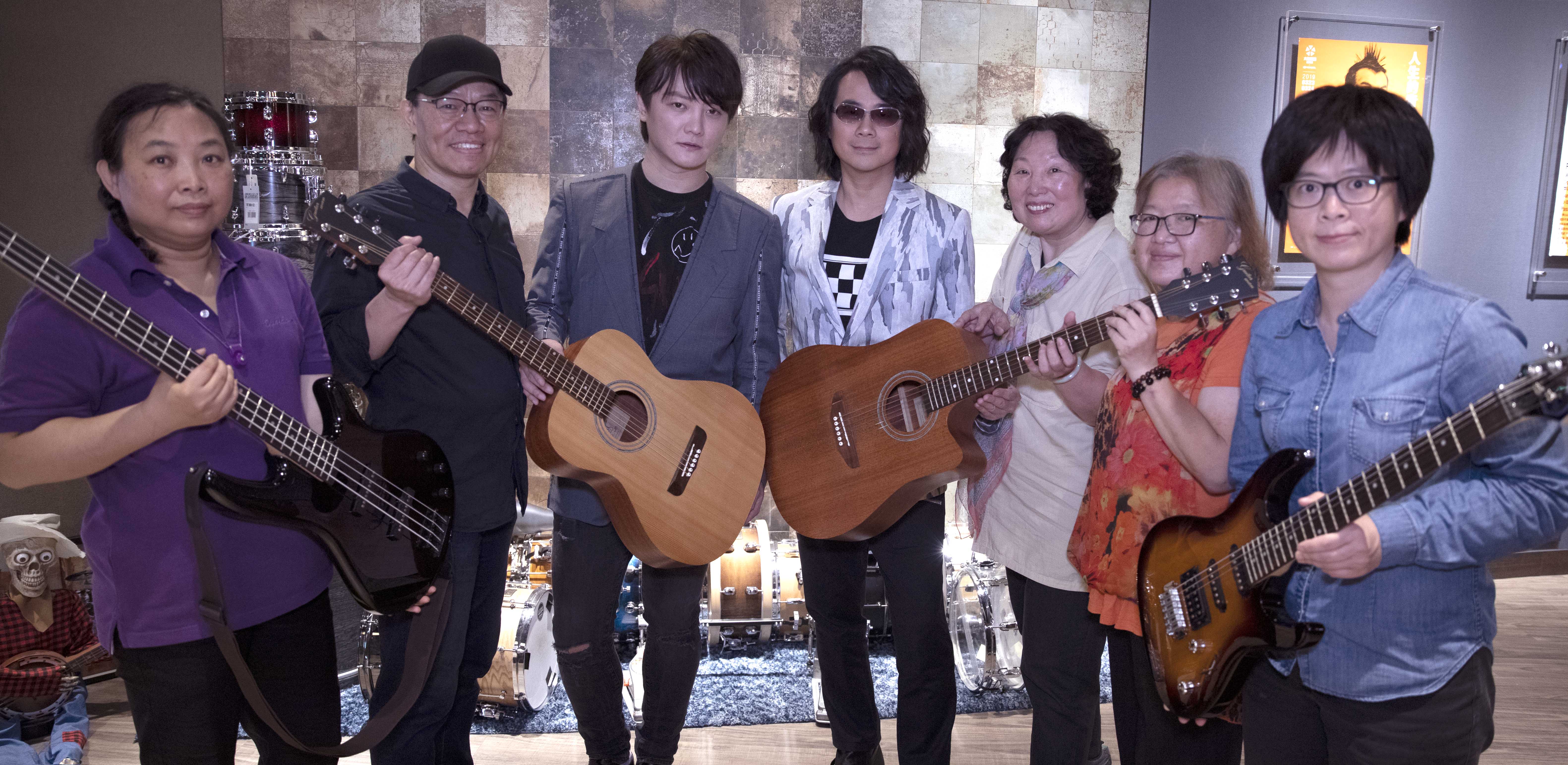 F.I.R.飛兒樂團陳建寧與阿沁驚喜探班指導練團，力挺長照家庭照顧者。（合庫人壽提供）