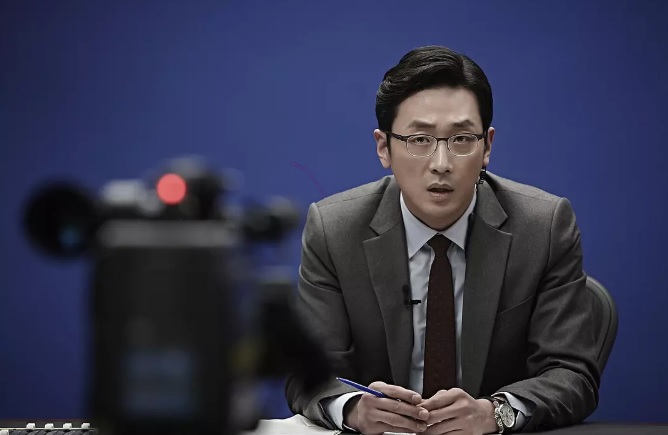 河正宇在電影《恐怖直播》飾演在播報新聞時接到恐怖份子call in電話的主播。（網路圖片）