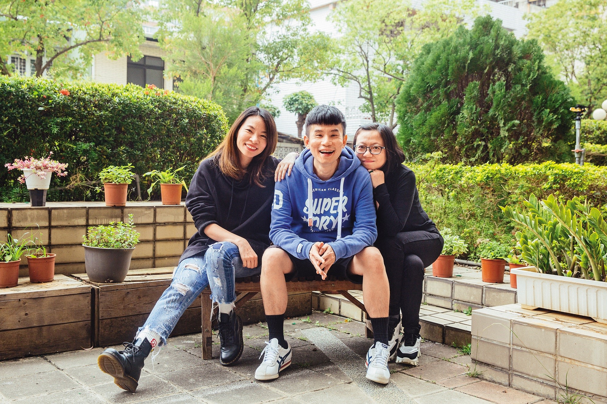 台語劇《若是一個人》由寶麗來公司總經理陳秀卿（左起）、編導杜政哲、華視節目部副理王冠，三方合作相互支援完成。