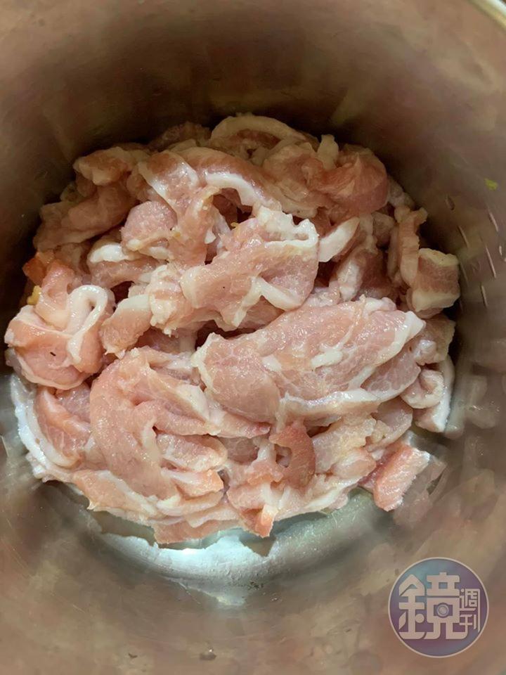 豬頸肉切絲。