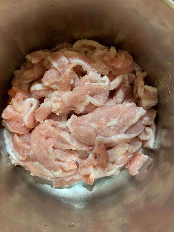 豬頸肉切絲。