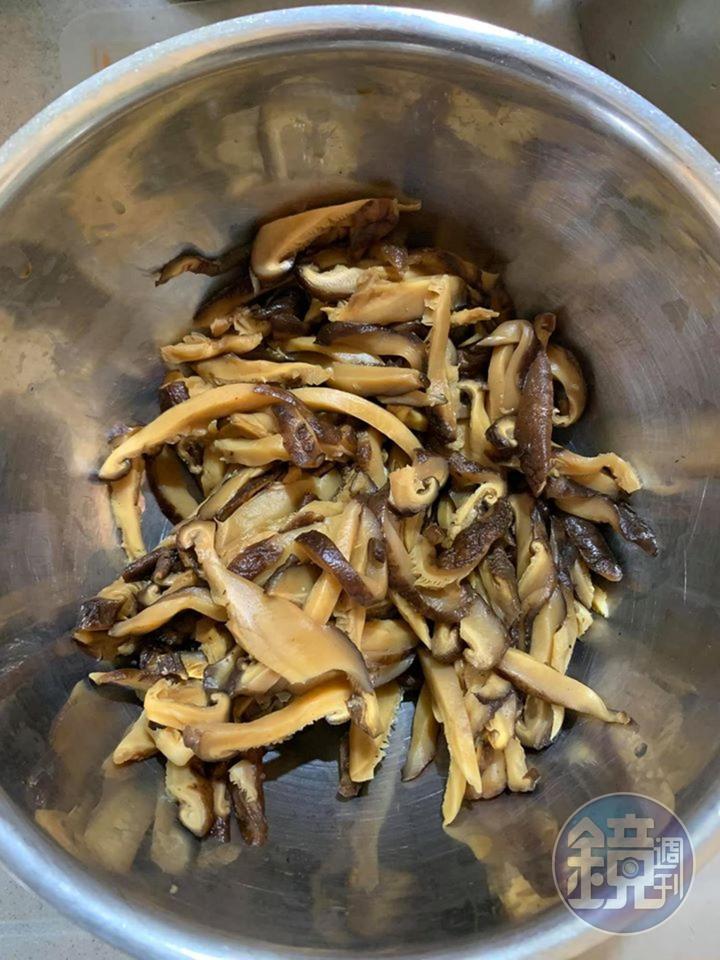 花菇切絲,這兩個食材可以多準備一些,分包冷凍,隨時取用。