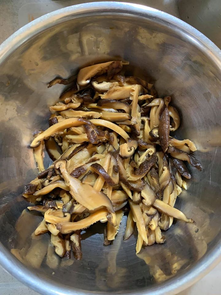 花菇切絲，這兩個食材可以多準備一些，分包冷凍，隨時取用。