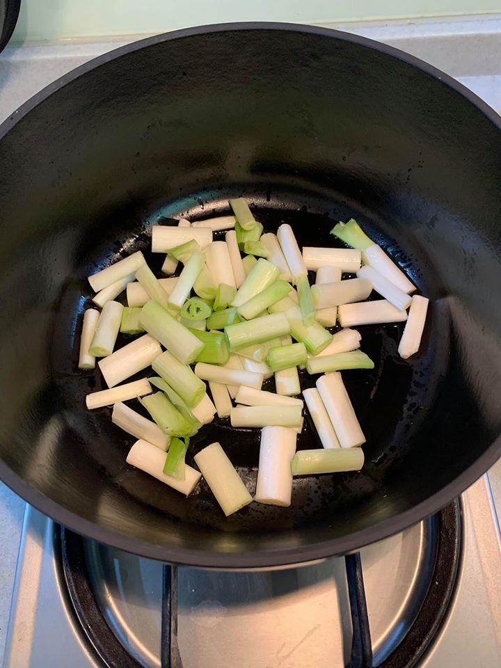 熱鍋，下薄油，炒蔥白。