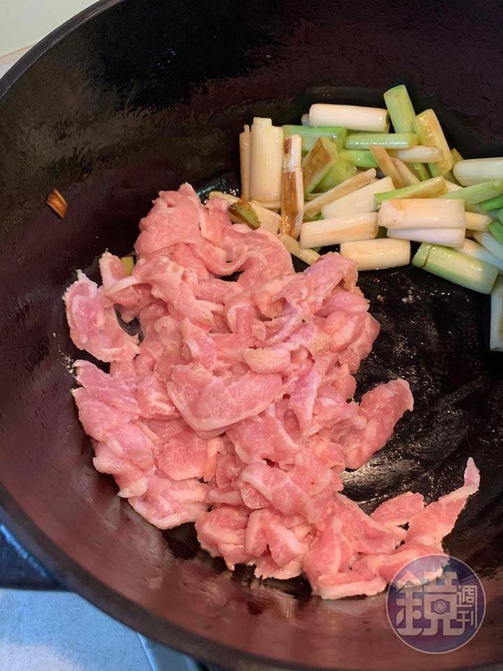 蔥白炒香後,再下豬肉絲。