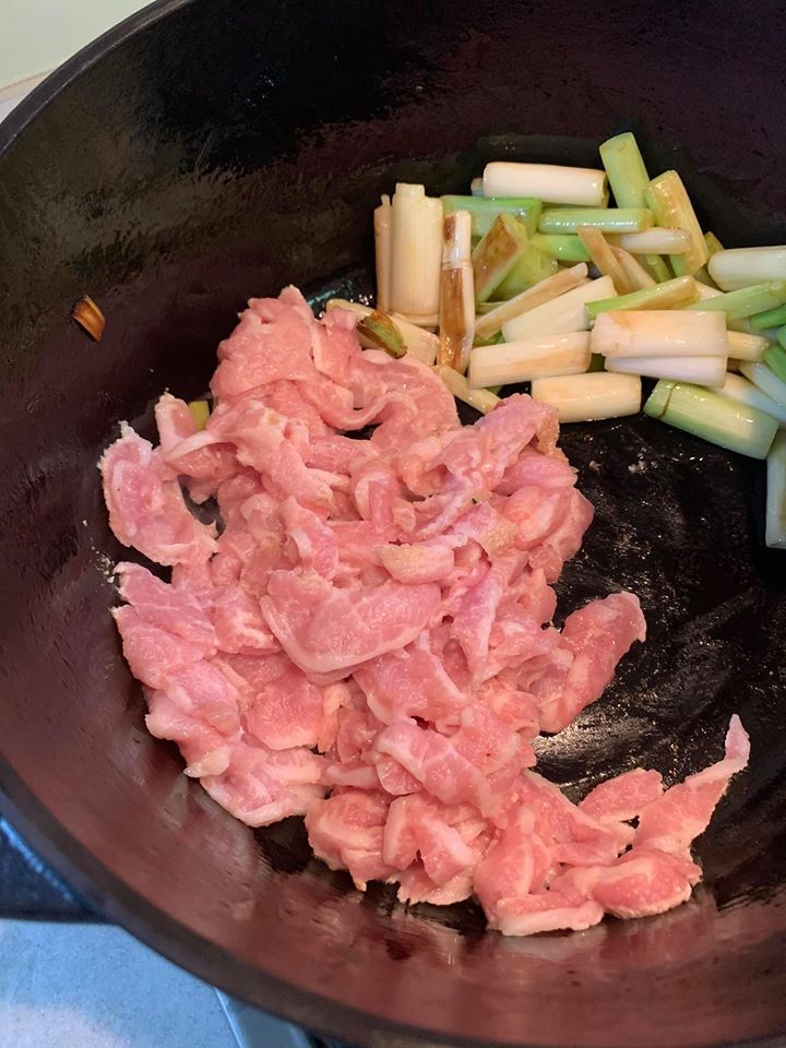 蔥白炒香後，再下豬肉絲。