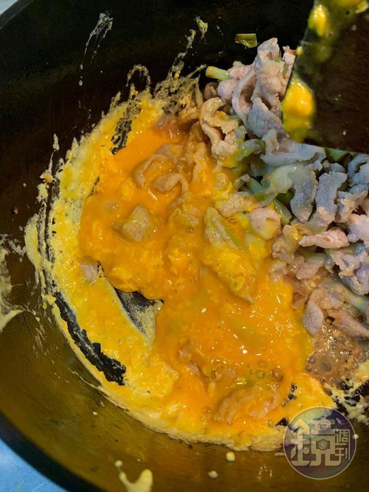 下蛋黃汁,炒成蠶豆粒狀。