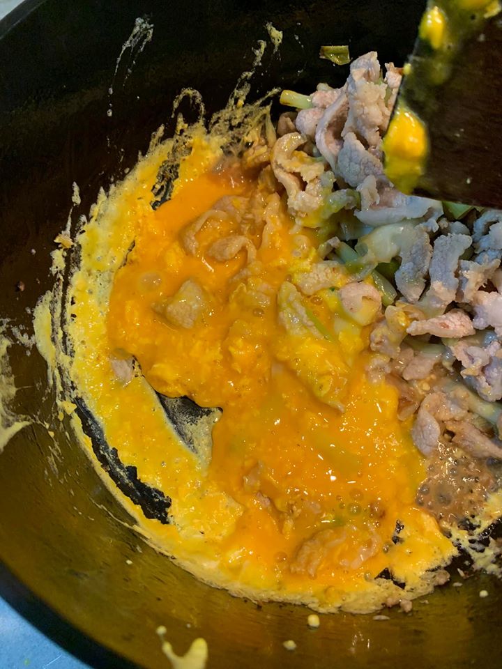 下蛋黃汁，炒成蠶豆粒狀。