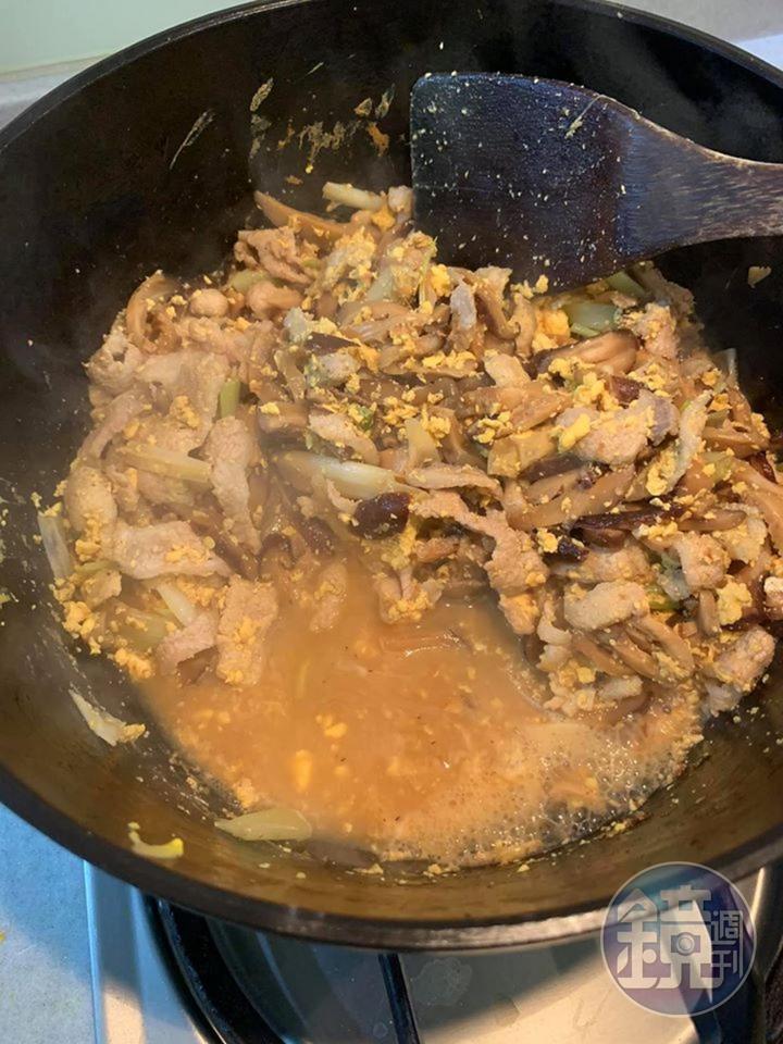 下半瓶紹興酒、1/4瓶花雕酒,煮沸至酒精揮發,酒味變極淡。