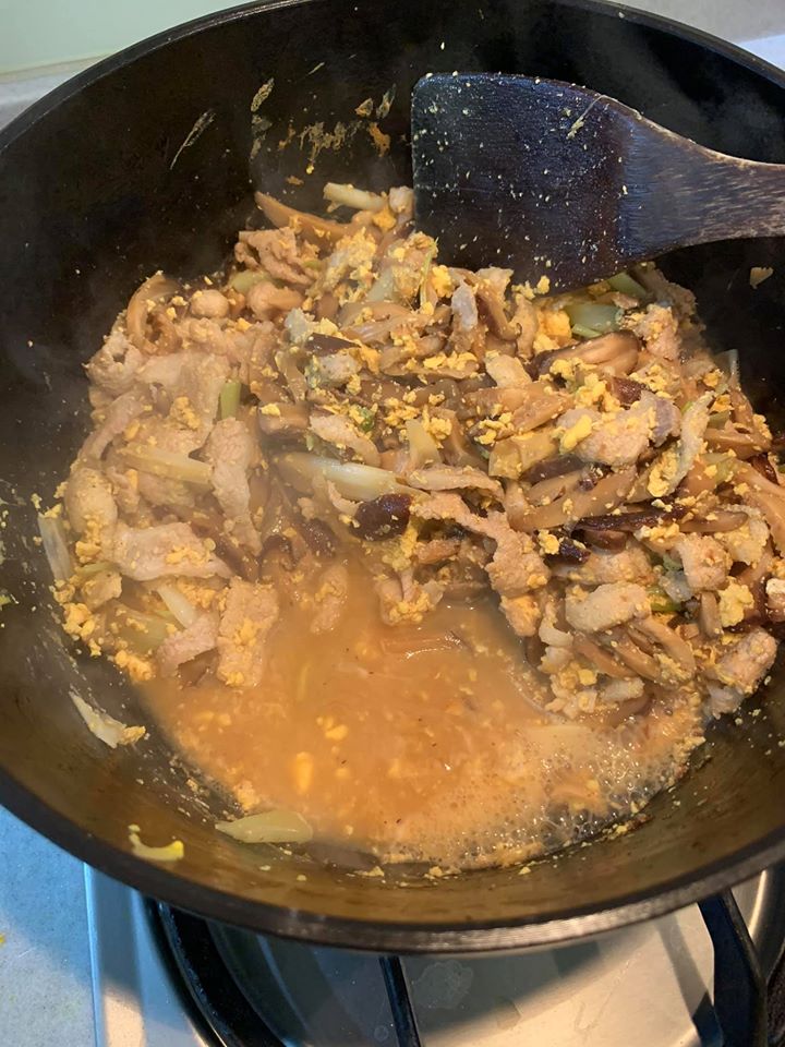 下半瓶紹興酒、1/4瓶花雕酒，煮沸至酒精揮發，酒味變極淡。