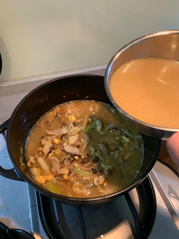 加入高湯，多一些更好。