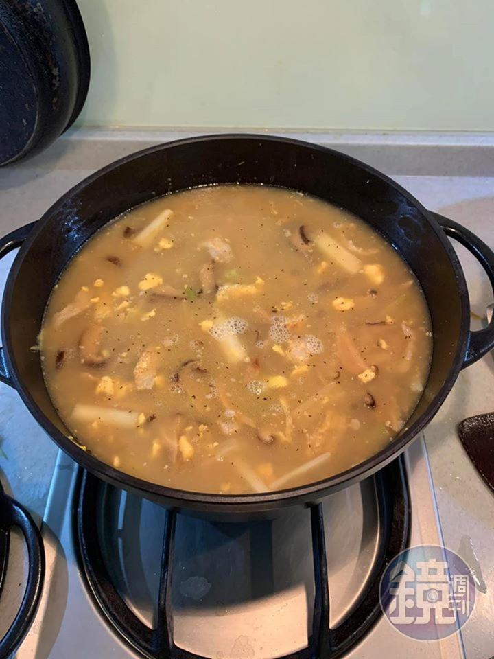 煮沸高湯,燉約5分鐘。