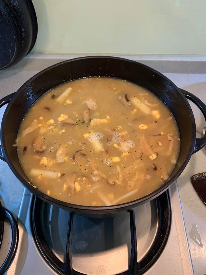 煮沸高湯，燉約5分鐘。