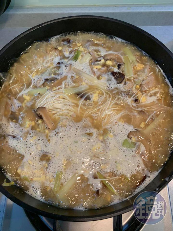 麵線熟後可先試味,不夠鹹才加鹽。這次我沒加鹽,因為高湯有鹹味。