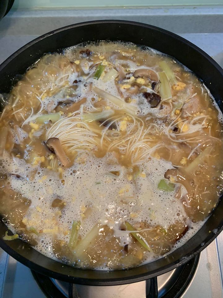 麵線熟後可先試味，不夠鹹才加鹽。這次我沒加鹽，因為高湯有鹹味。