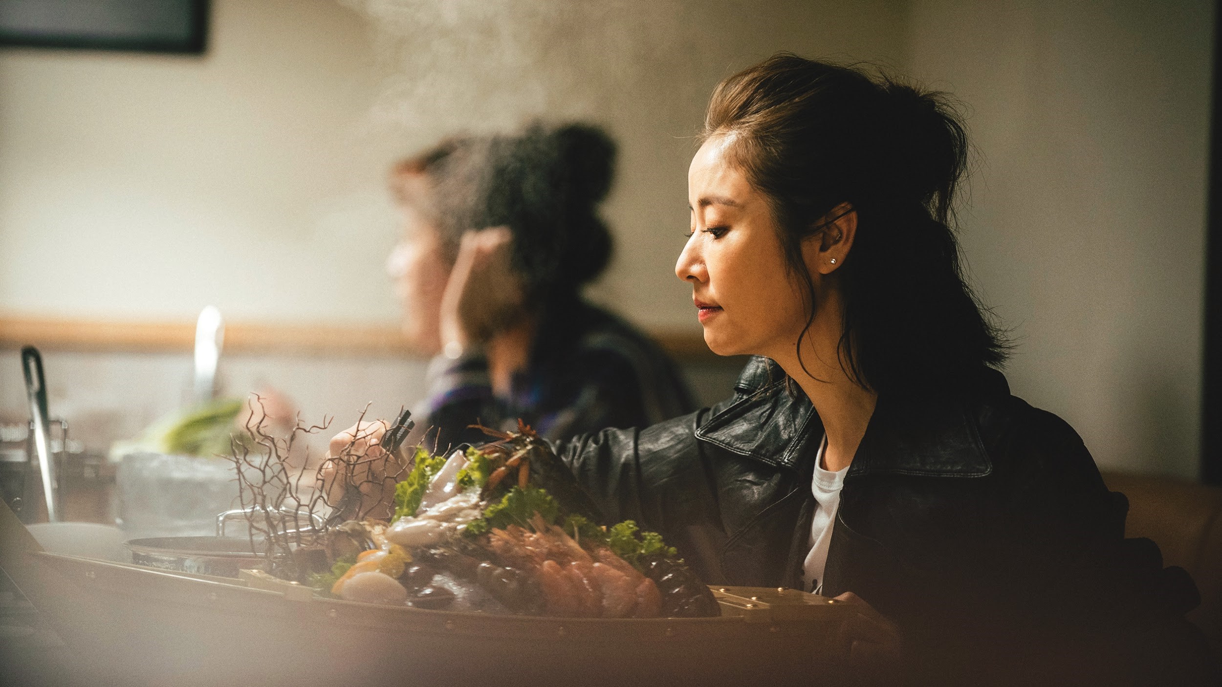 杜政哲曾與林心如（右）合作《16個夏天》建立交情，她以台語客串《若是一個人》成為首集彩蛋。（華視提供）