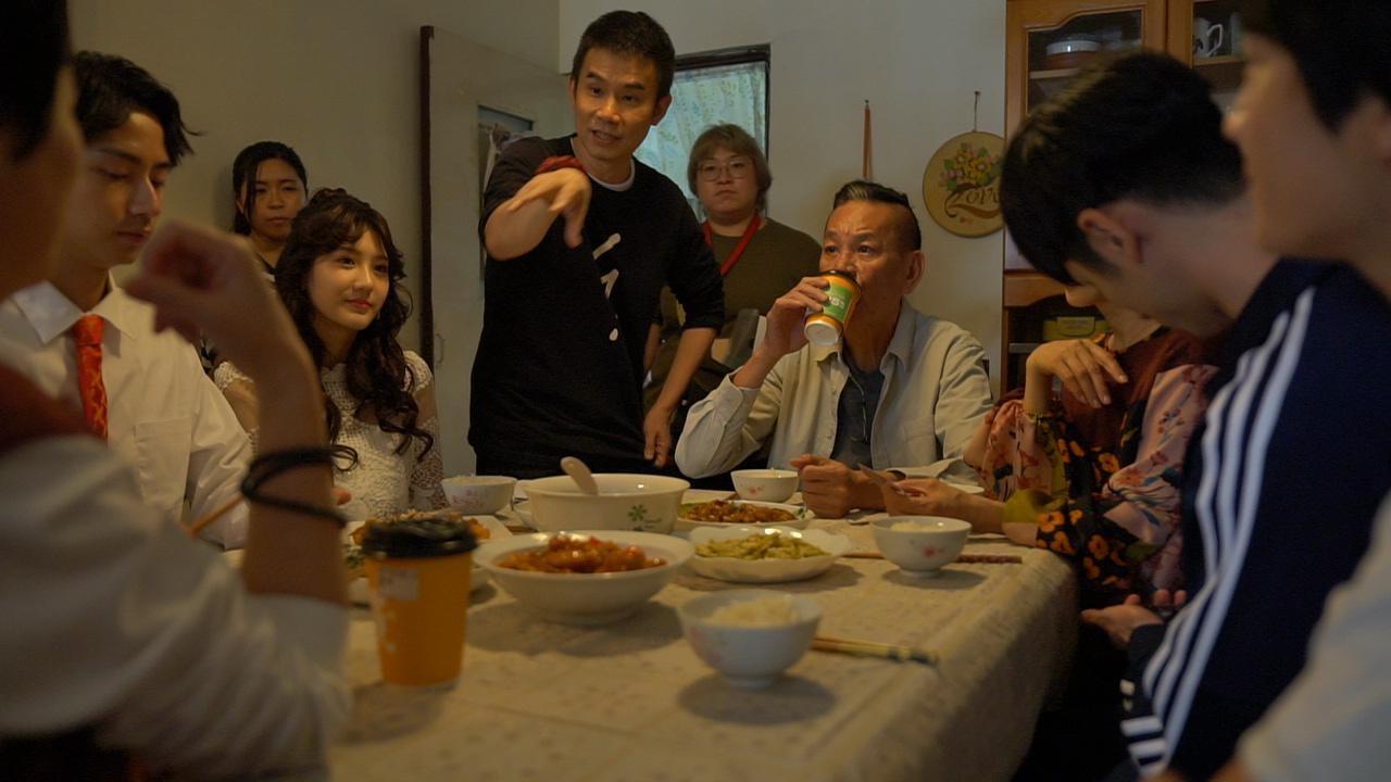 台語劇《若是一個人》由杜政哲（中）首任編導。（華視提供）