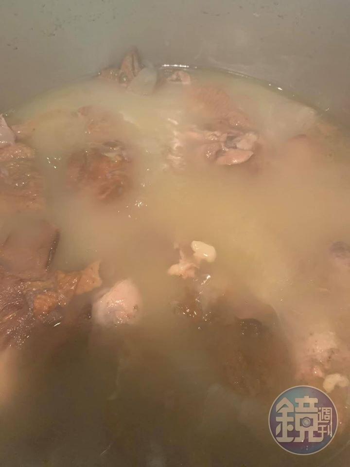 開始煮湯。