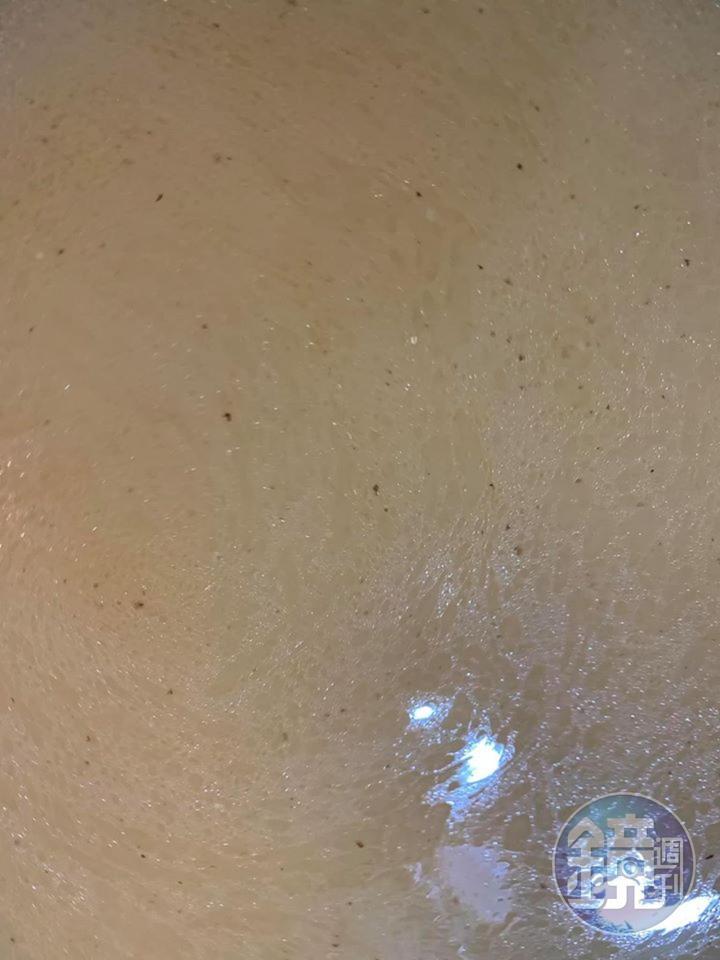 瀝掉骨渣之後,高湯即成。