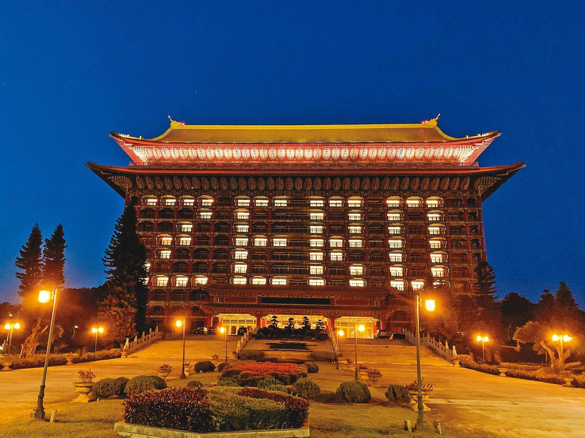 台北圓山大飯店17日點亮客房燈光，在外牆拼出「ZERO」字樣，向台灣4天內3度「零確診」的成果致敬。（翻攝圓山大飯店臉書）