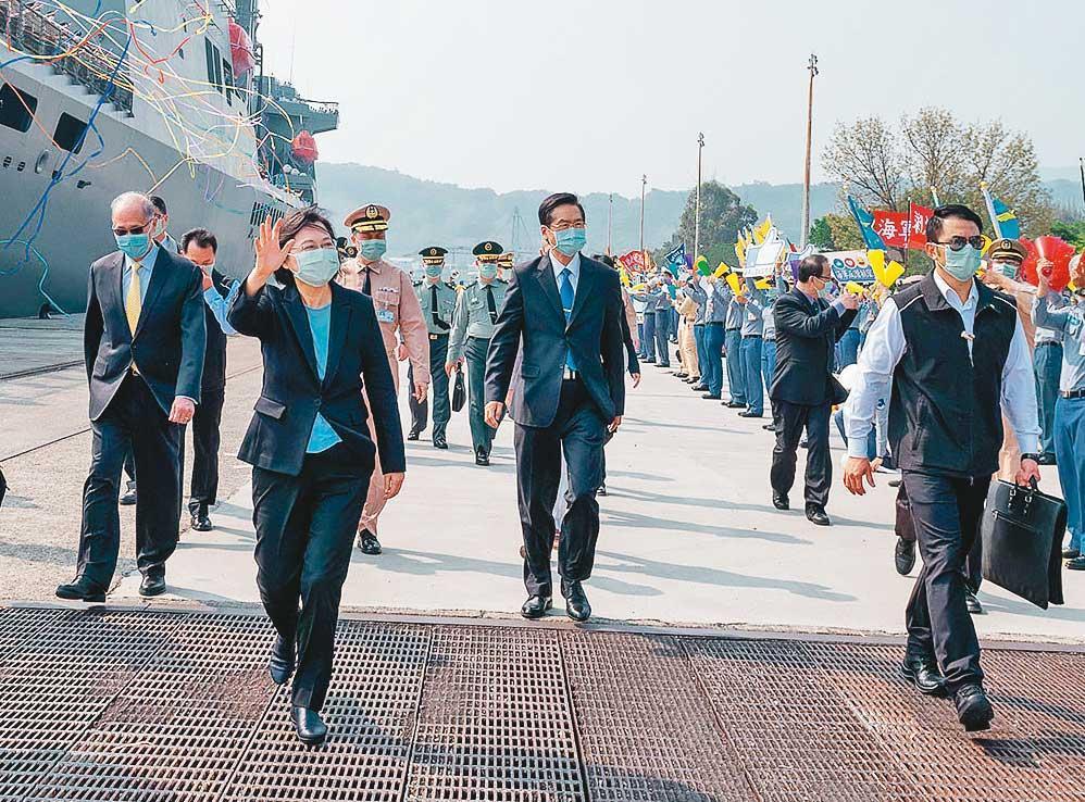 敦睦艦隊9日返回左營軍港，當時總統蔡英文、國防部長嚴德發都到場替官兵打氣。（總統府提供）