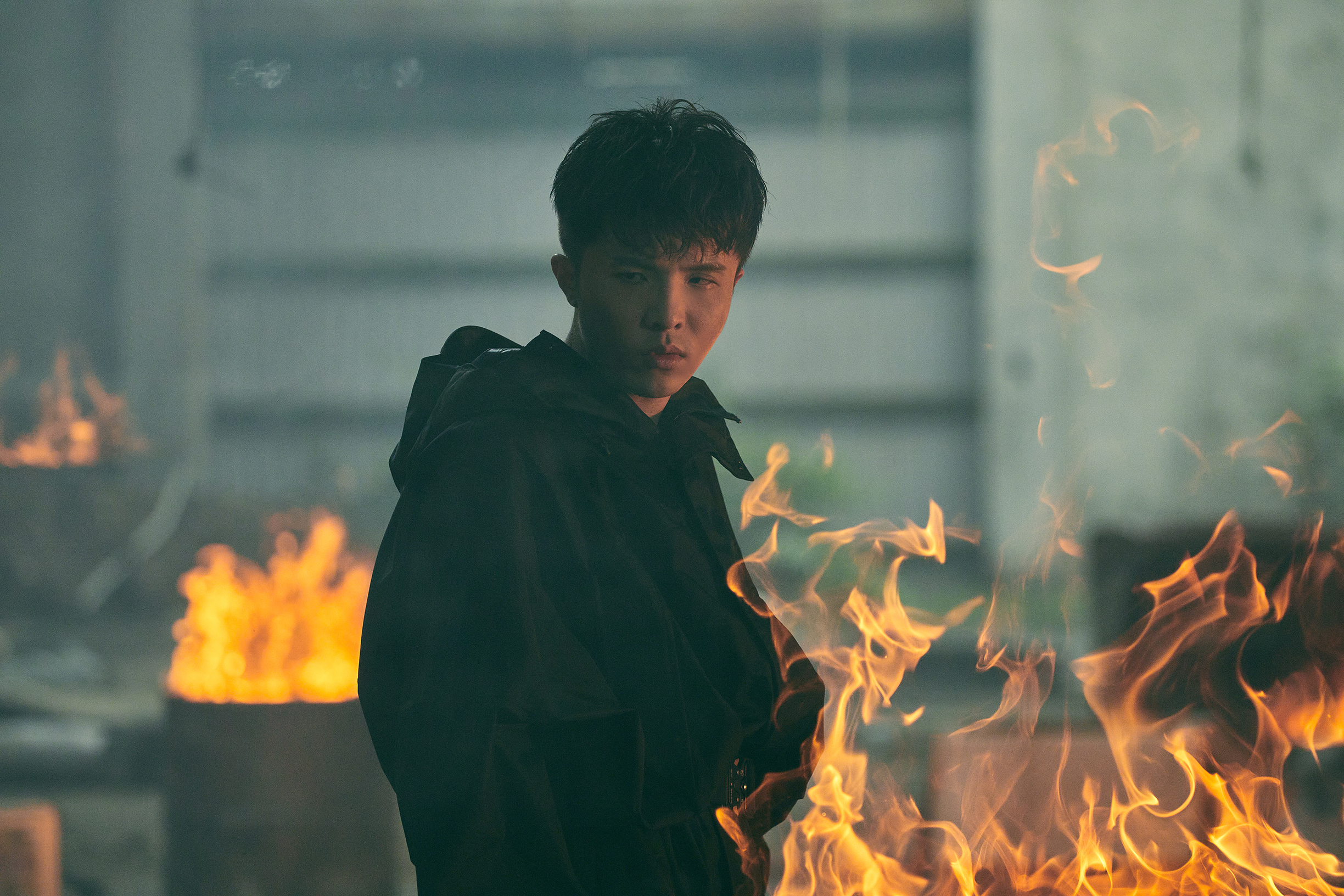 小宇拍攝MV時「被火圍繞」，不僅滿頭大汗還出現缺氧狀態。（華納音樂提供）