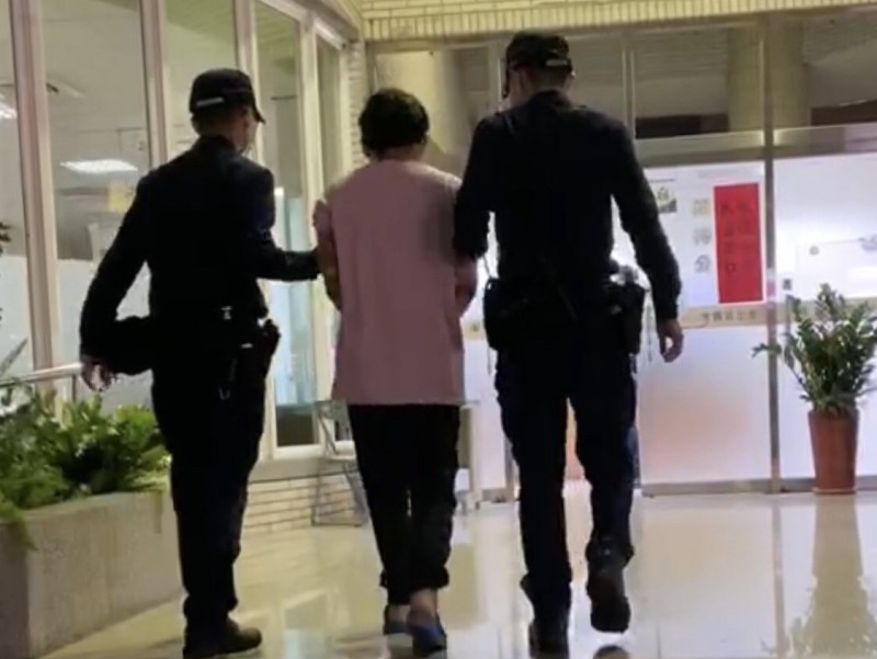 行凶的全盲按摩師蘇男，被帶回轄區二分局偵訊。（林慶祥翻攝）