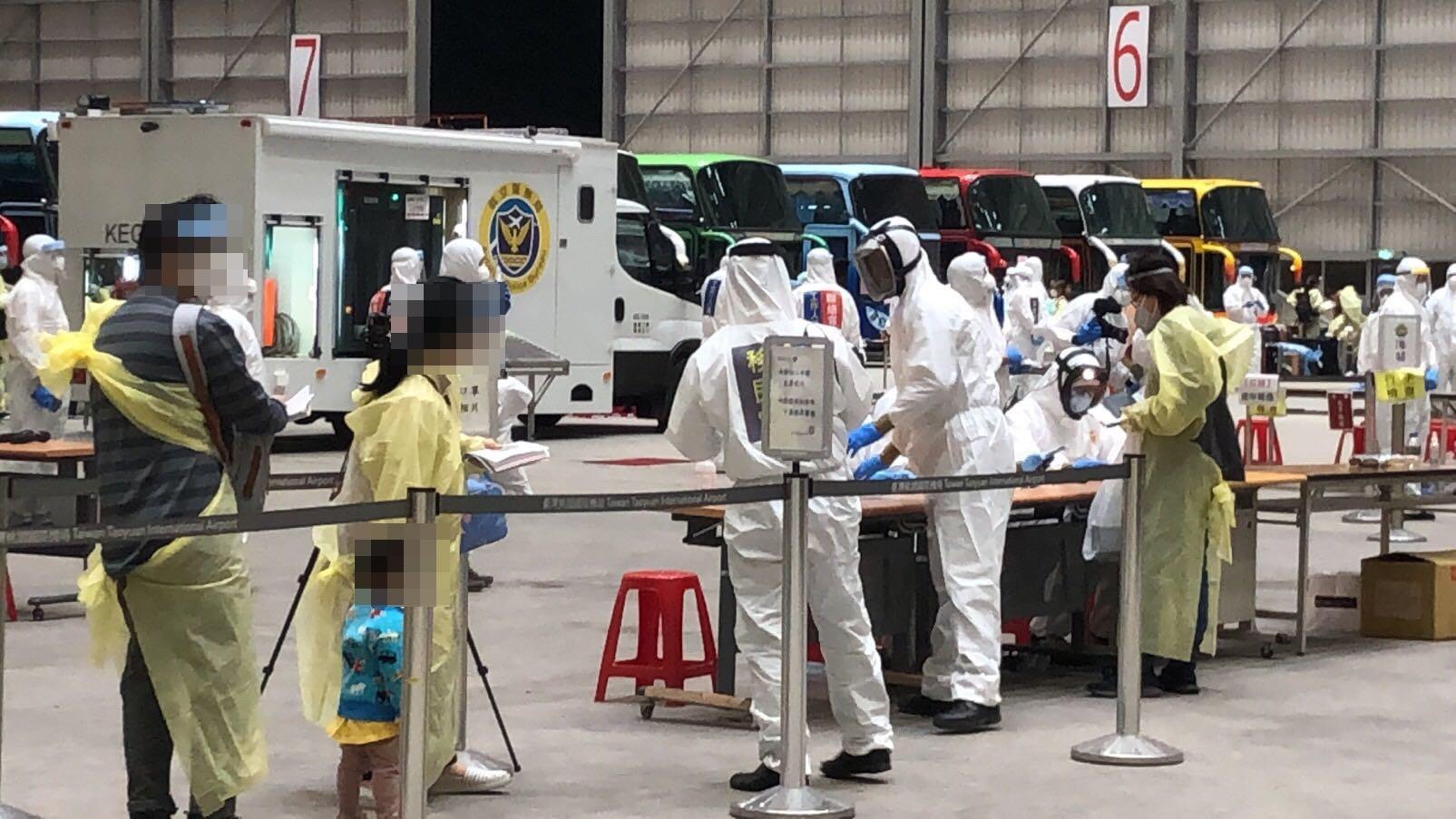 因武漢肺炎滯留中國大陸的231名台灣人於昨晚以類包機方式返抵國門。（台北市家長會長協會提供）