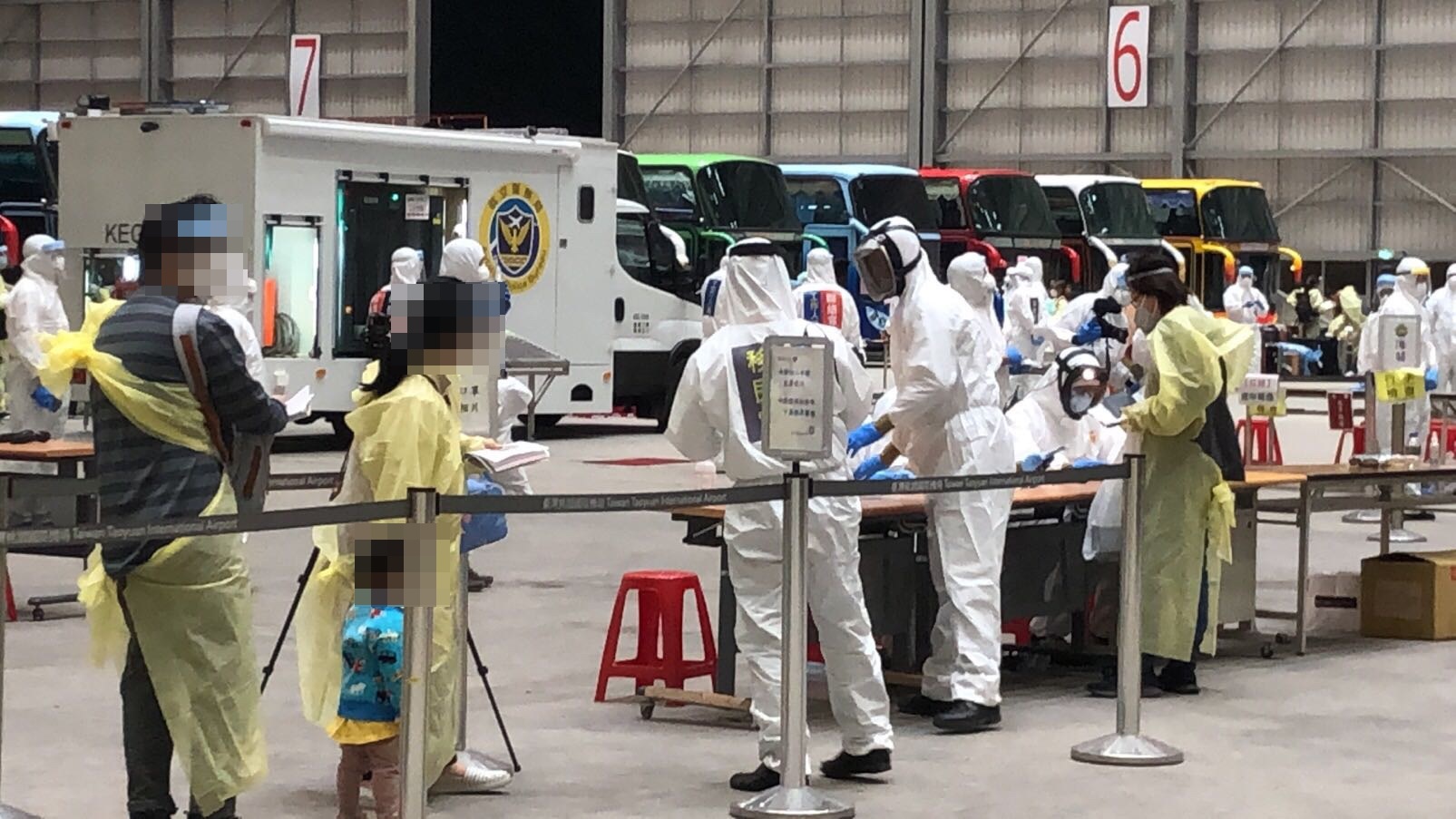 因武漢肺炎滯留中國大陸的231名台灣人於昨晚以類包機方式返抵國門。（台北市家長會長協會提供）