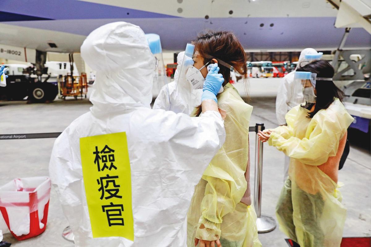 台灣超前部署有效抗疫，備受多國肯定；圖為類包機返台民眾接受檢疫。（中央流行疫情中心提供）