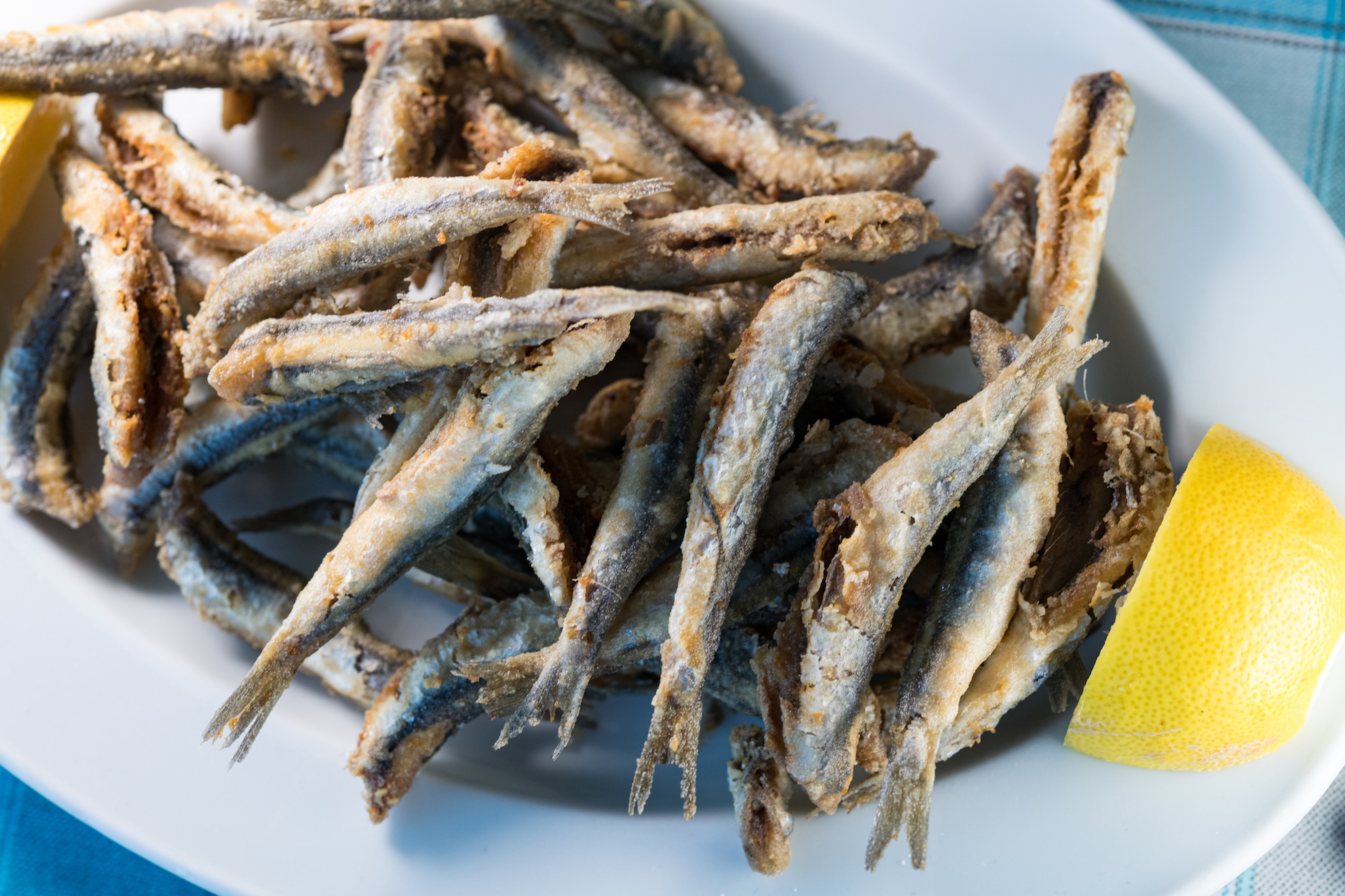 酥炸鯷魚擠上檸檬汁更開胃。（8.5歐元／份，約NT$300）