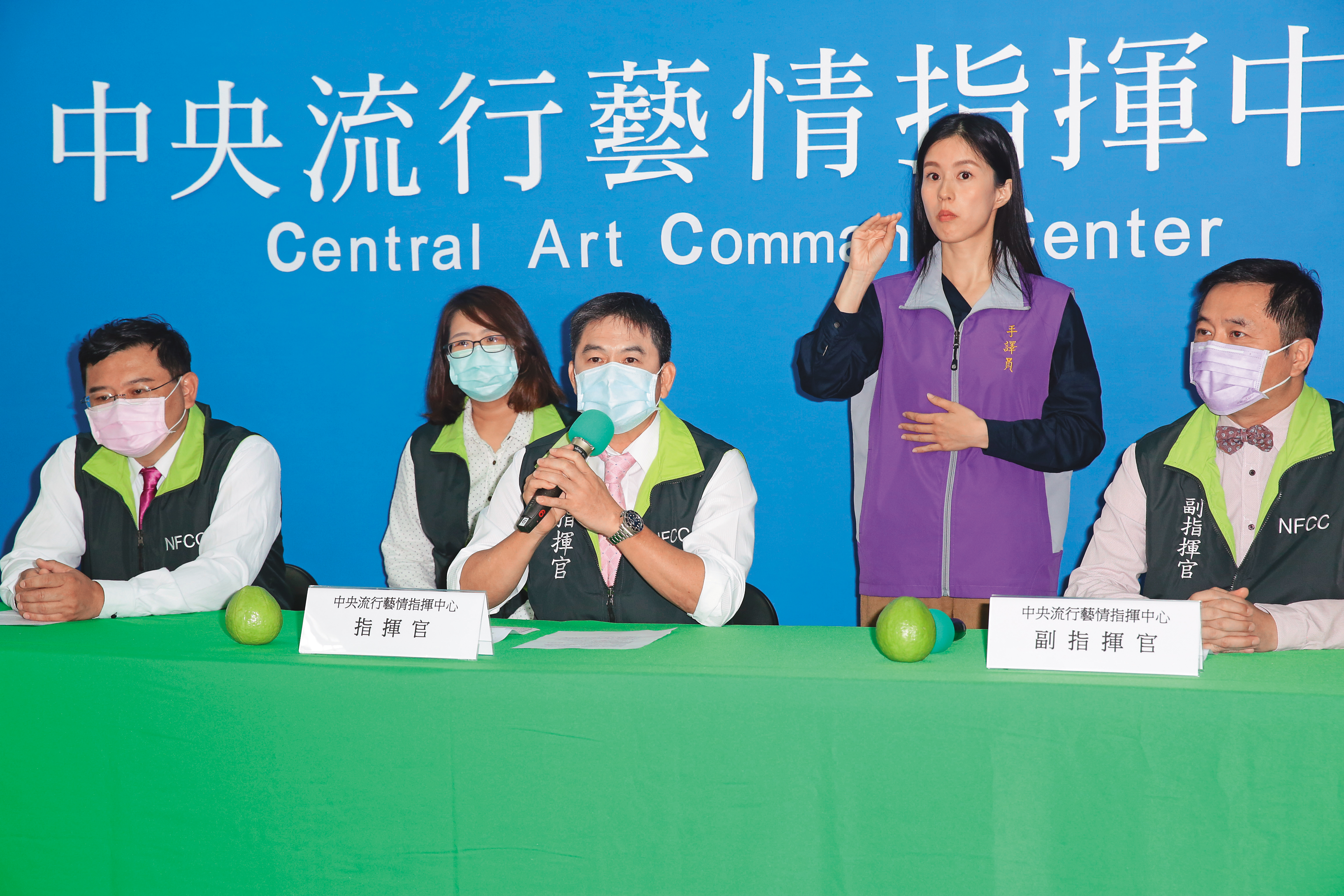 「防疫是嚴肅的事，不好笑」是多半網友對「全民大劇團」的批評，並且覺得他們偏愛惡搞綠營政治人物。