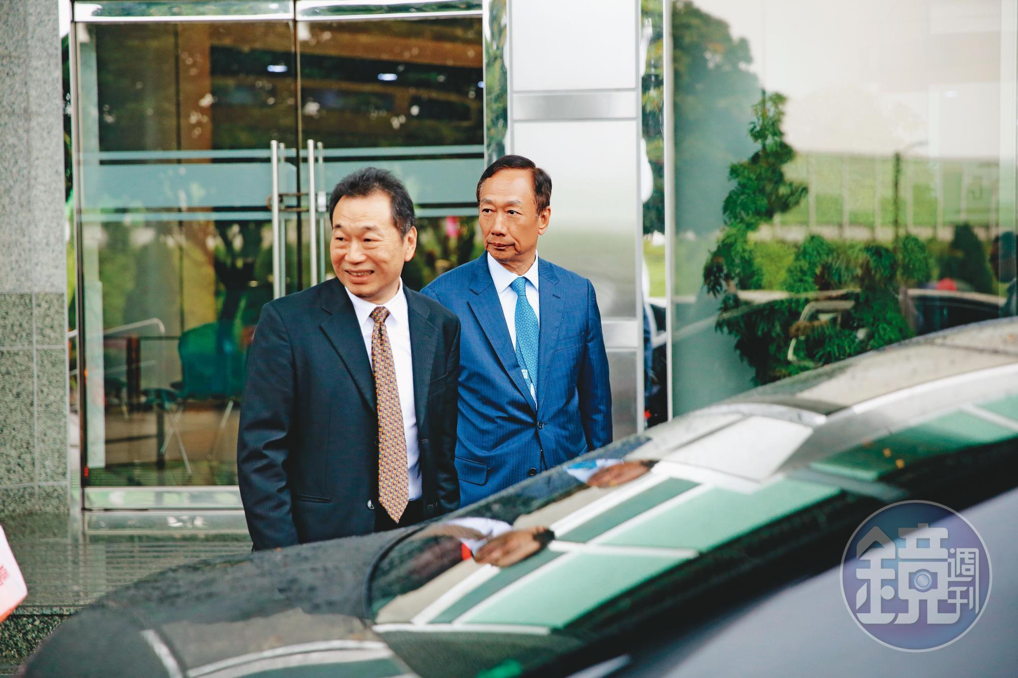 郭台銘(右)為了投資健康醫療事業,2010年邀請吳良襄(左)加入永齡健康基金會擔任副執行長,隨後成立M次集團,又請他擔任負責人。