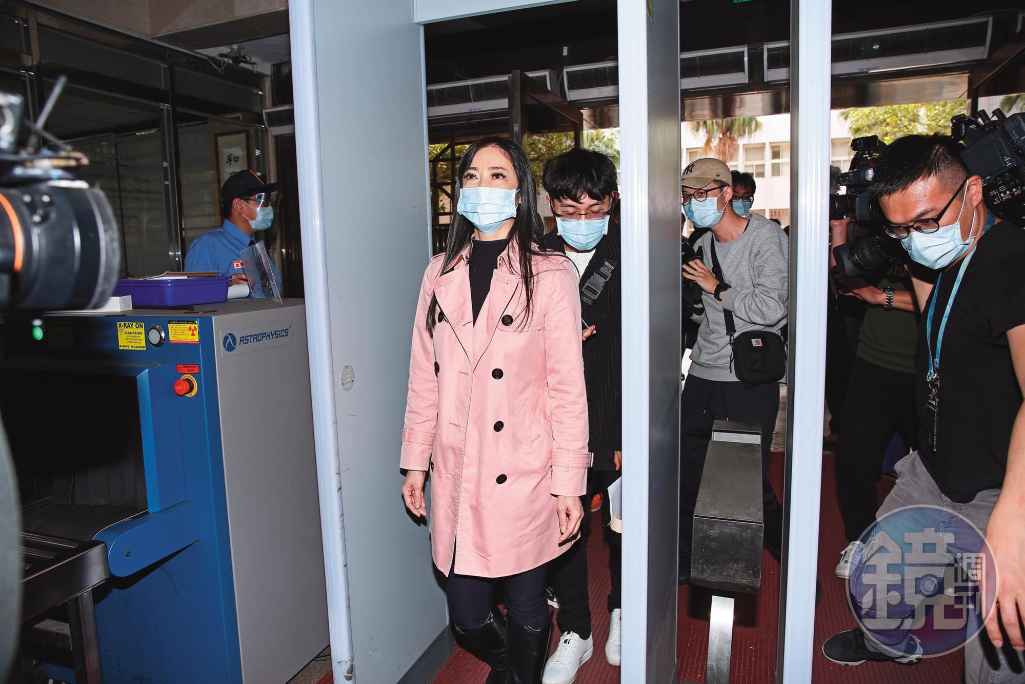 藝人顧婕遭前閨密張可人投訴欠錢、設局騙簽本票、切結書等等,她反告對方妨害名譽以及欠債不還。