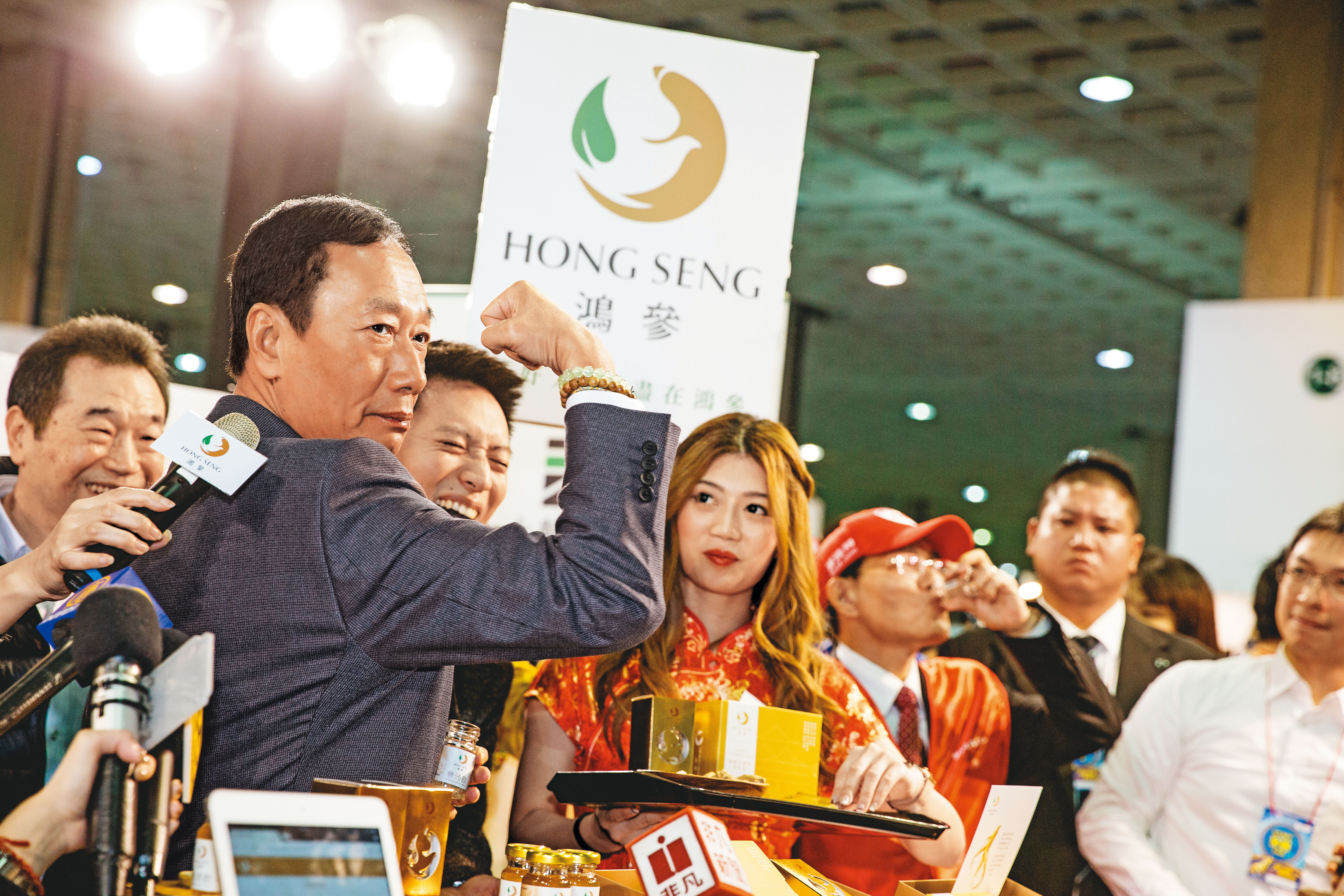 郭台銘曾在鴻海旺年會上,替自家花旗參品牌鴻參站台。