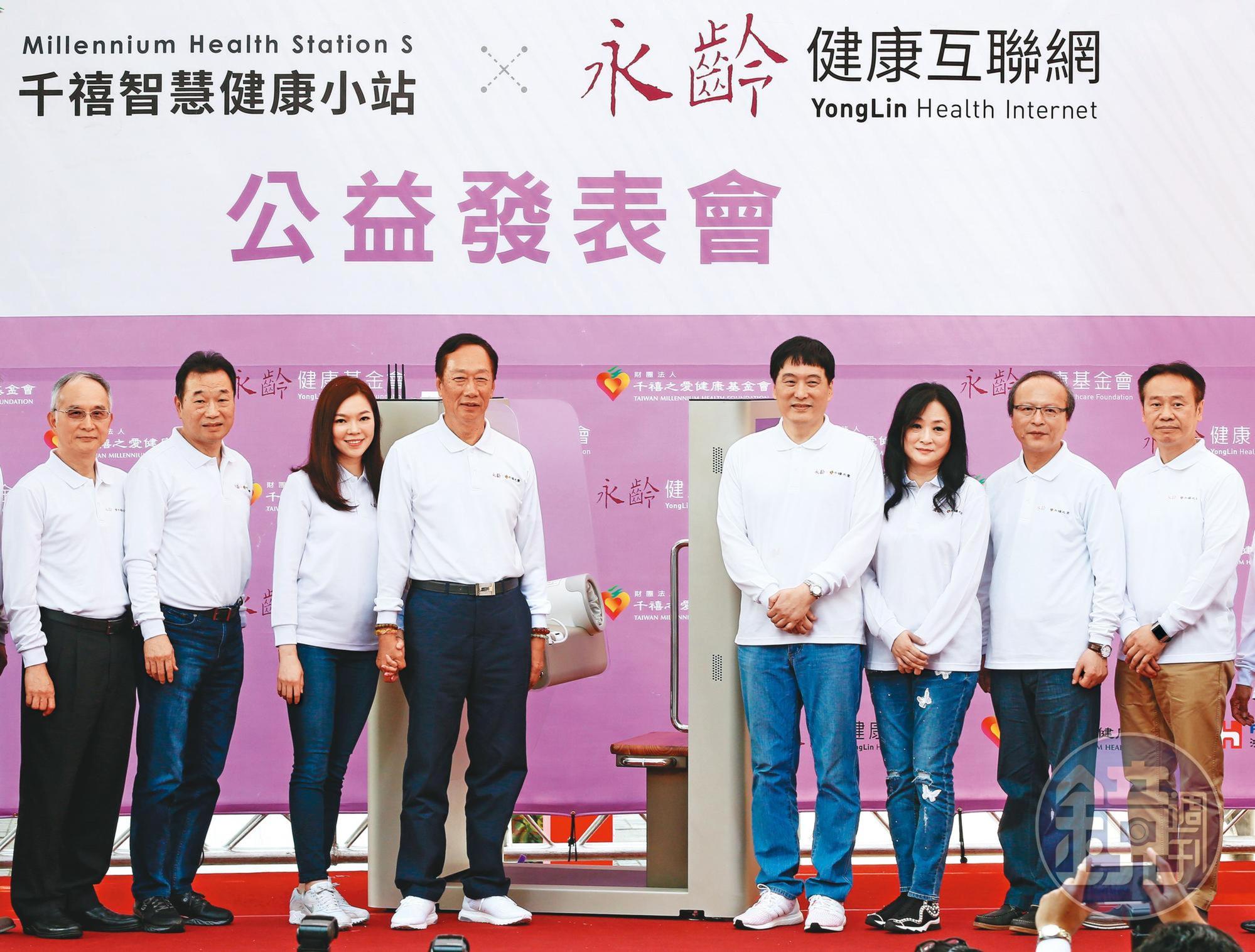 郭台銘夫妻多次替M次集團的生醫公司站台,2年前還與統一集團董事長羅智先夫婦一起合辦記者會。