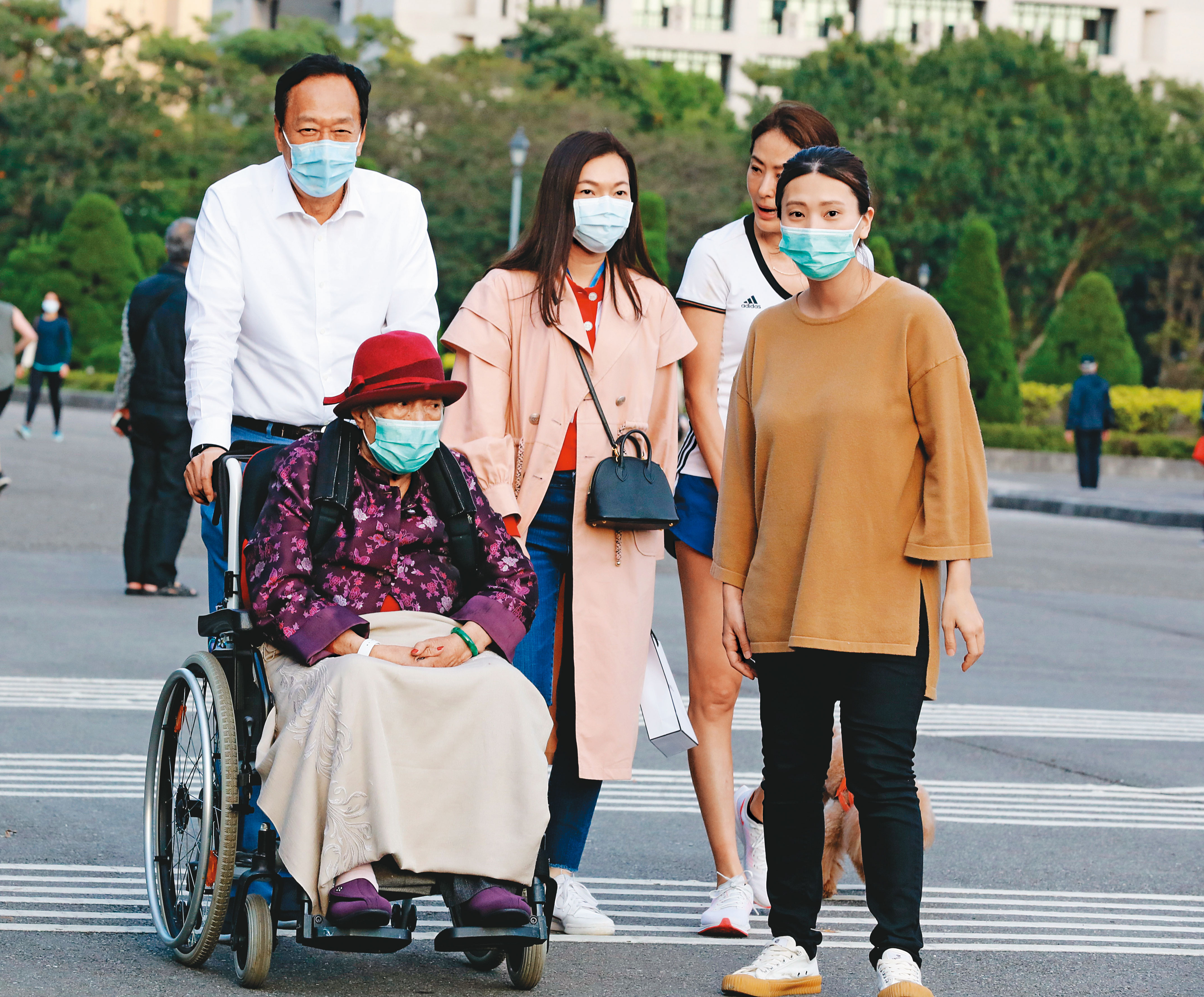 本刊日前獨家直擊,郭台銘帶著母親初永真與老婆曾馨瑩一塊到國父紀念館散步。