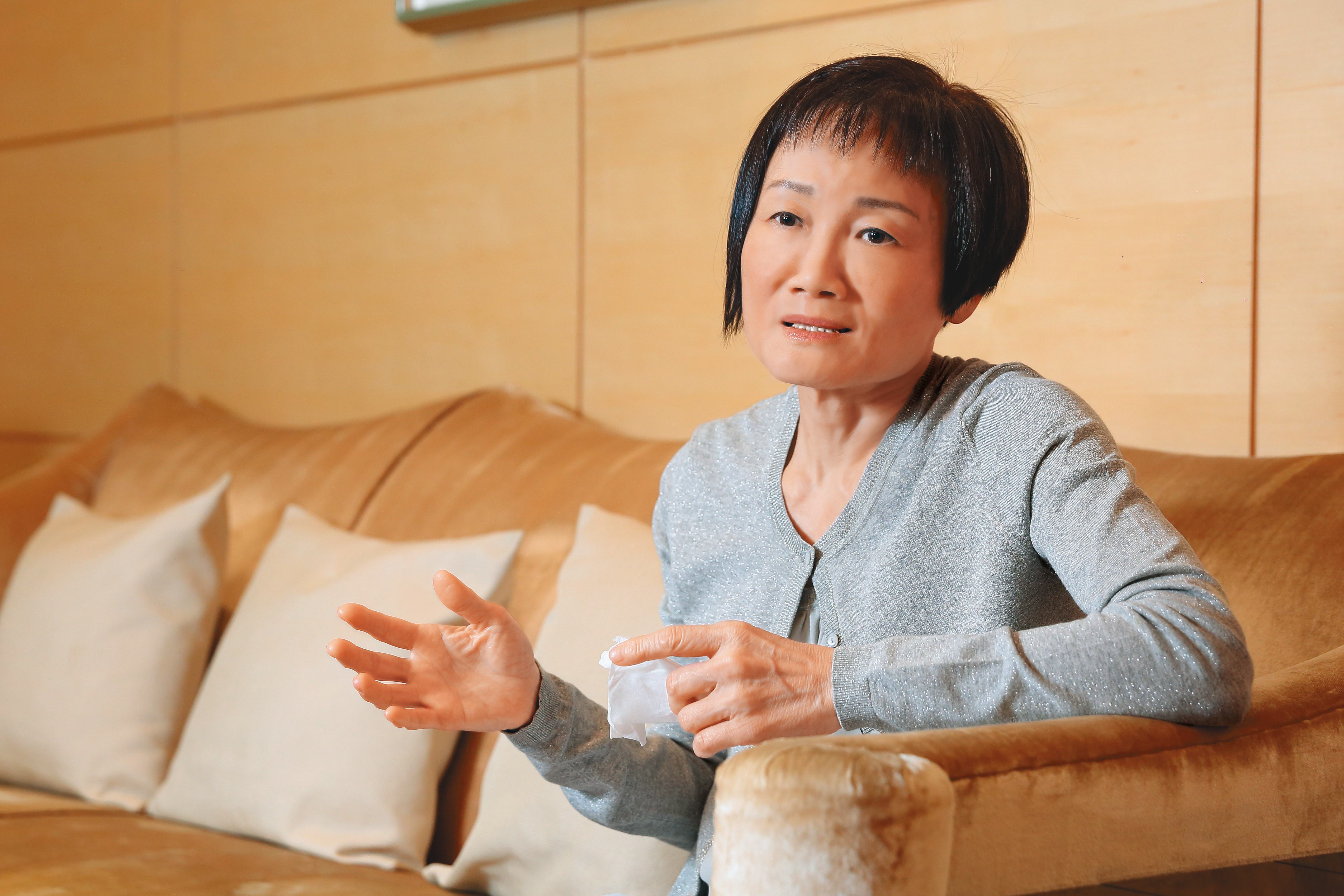 友訊創辦人高次軒遺孀胡雪首度受訪，談到失去先生的依靠，忍不住掉淚。