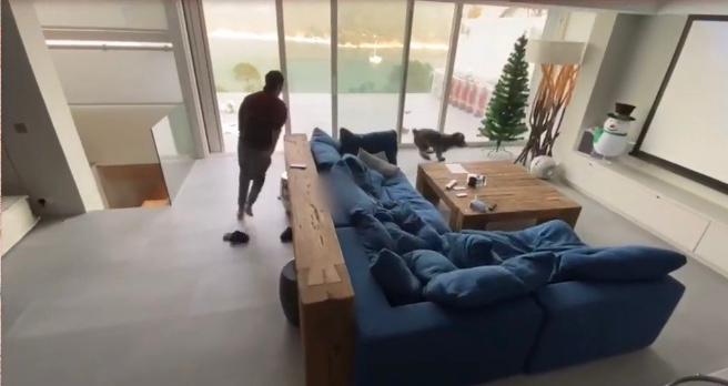 陳偉霆之前都待香港家中，客廳以白色為主調，窗外有無敵海景。（翻攝自陳偉霆微博）