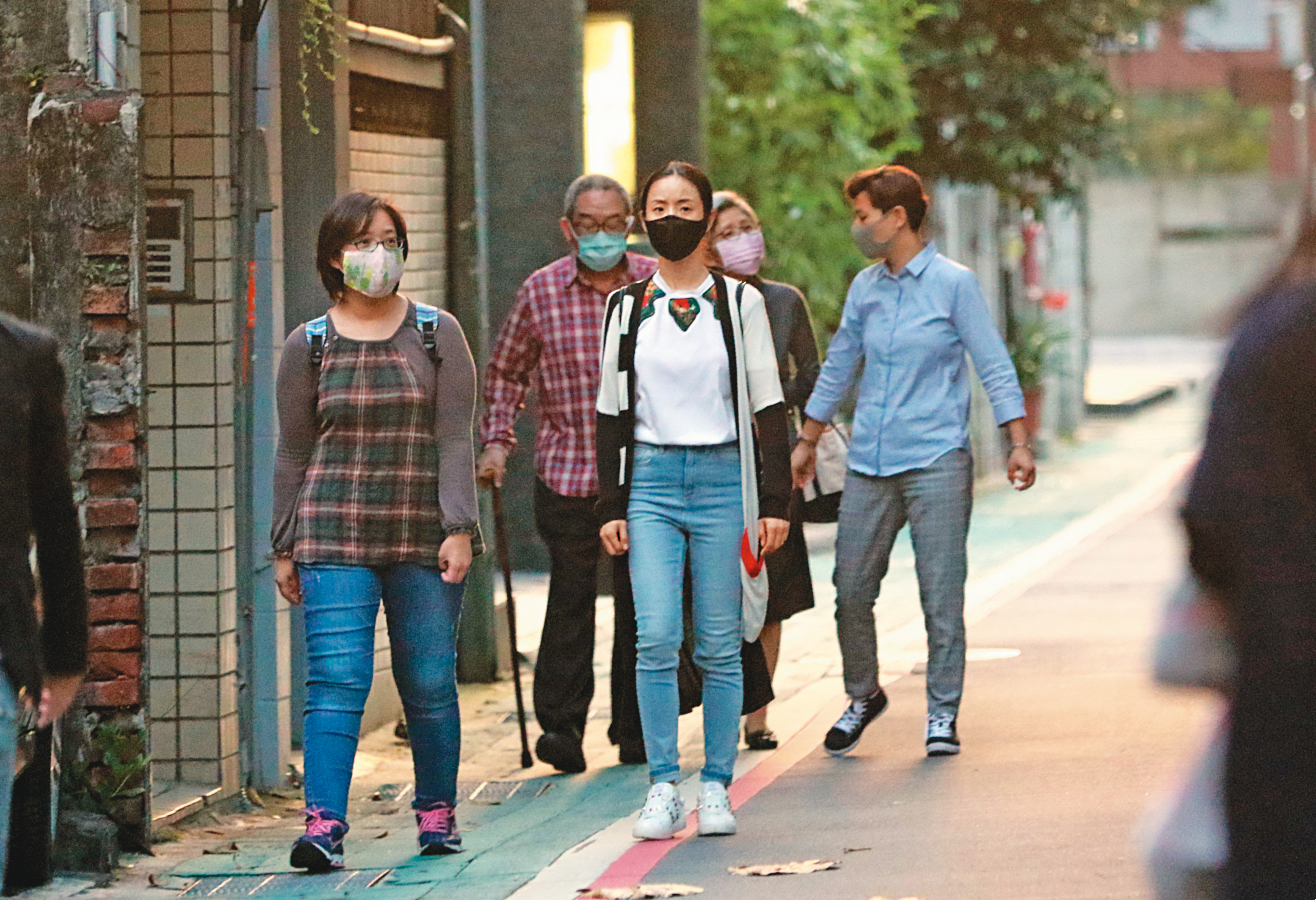 4月14日17：44，林依晨（左二）的生活日常裡滿滿都是「代夫孝親」，好媳婦當得非常紮實。