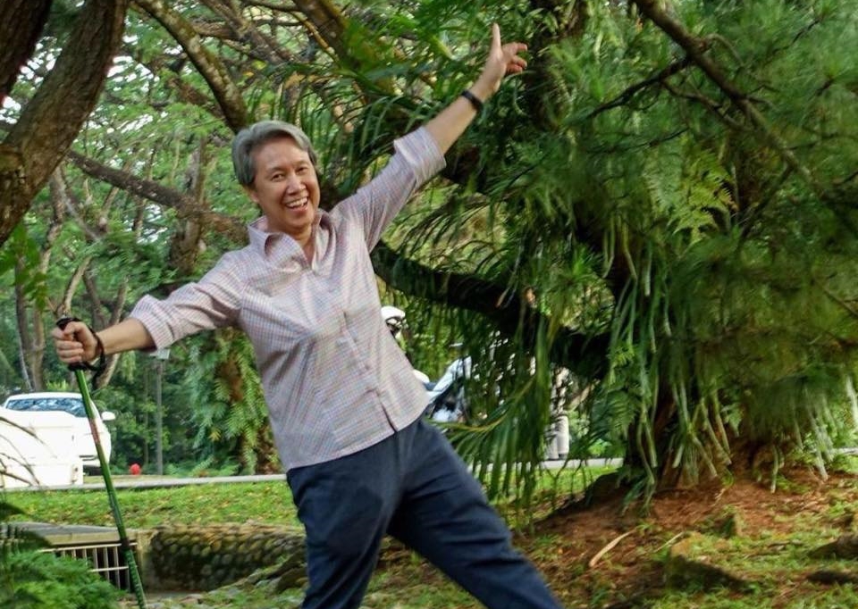 何晶在臉書瘋狂貼出大量的「嘻嘻嘻！」貼文，讓許多網友傻眼質疑，「帳號被盜了嗎？」（翻攝自何晶臉書）