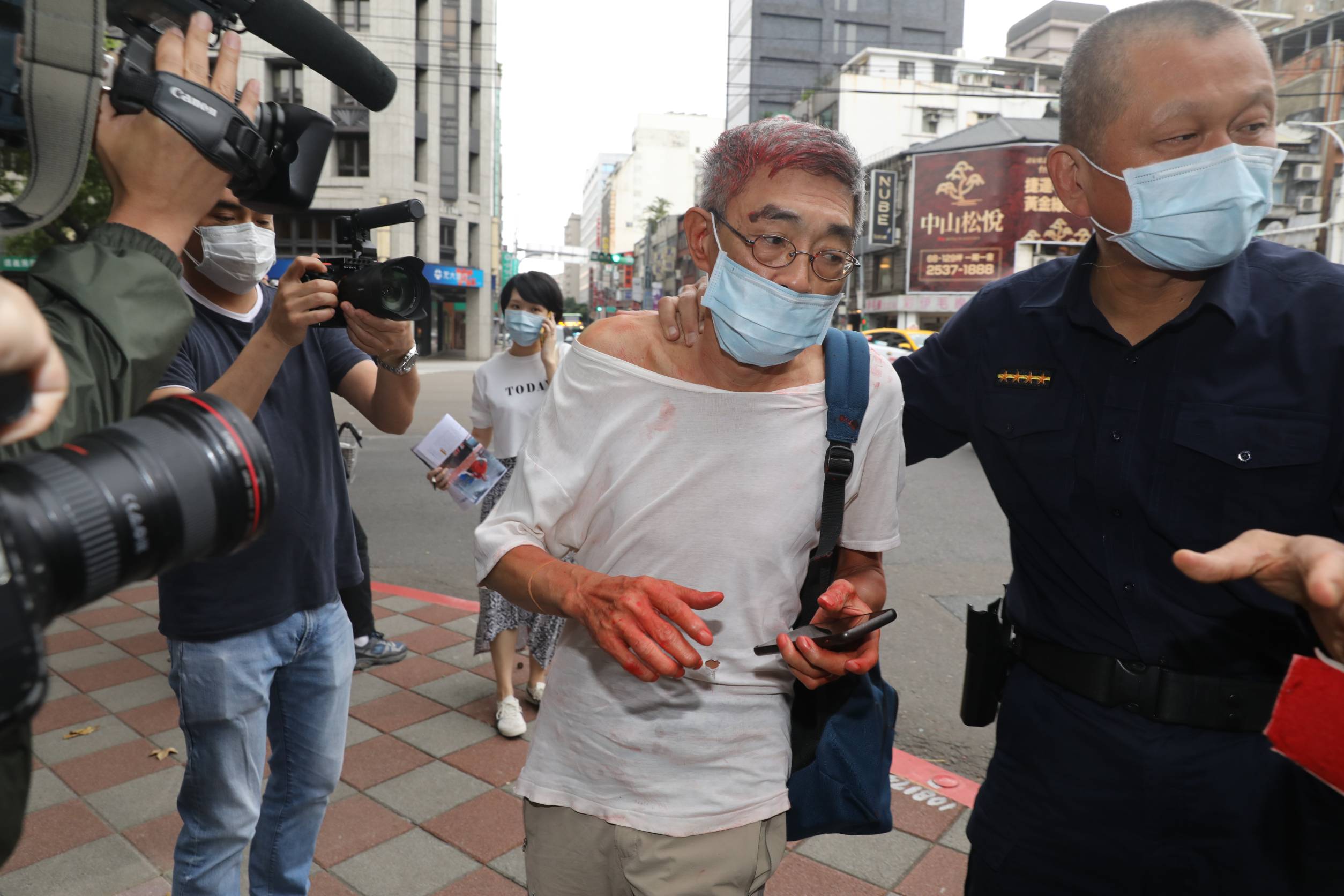 香港銅鑼灣書店林榮基來台重新開業，竟遭到不明人士潑紅漆，隨後到中山分局協助警方調查。