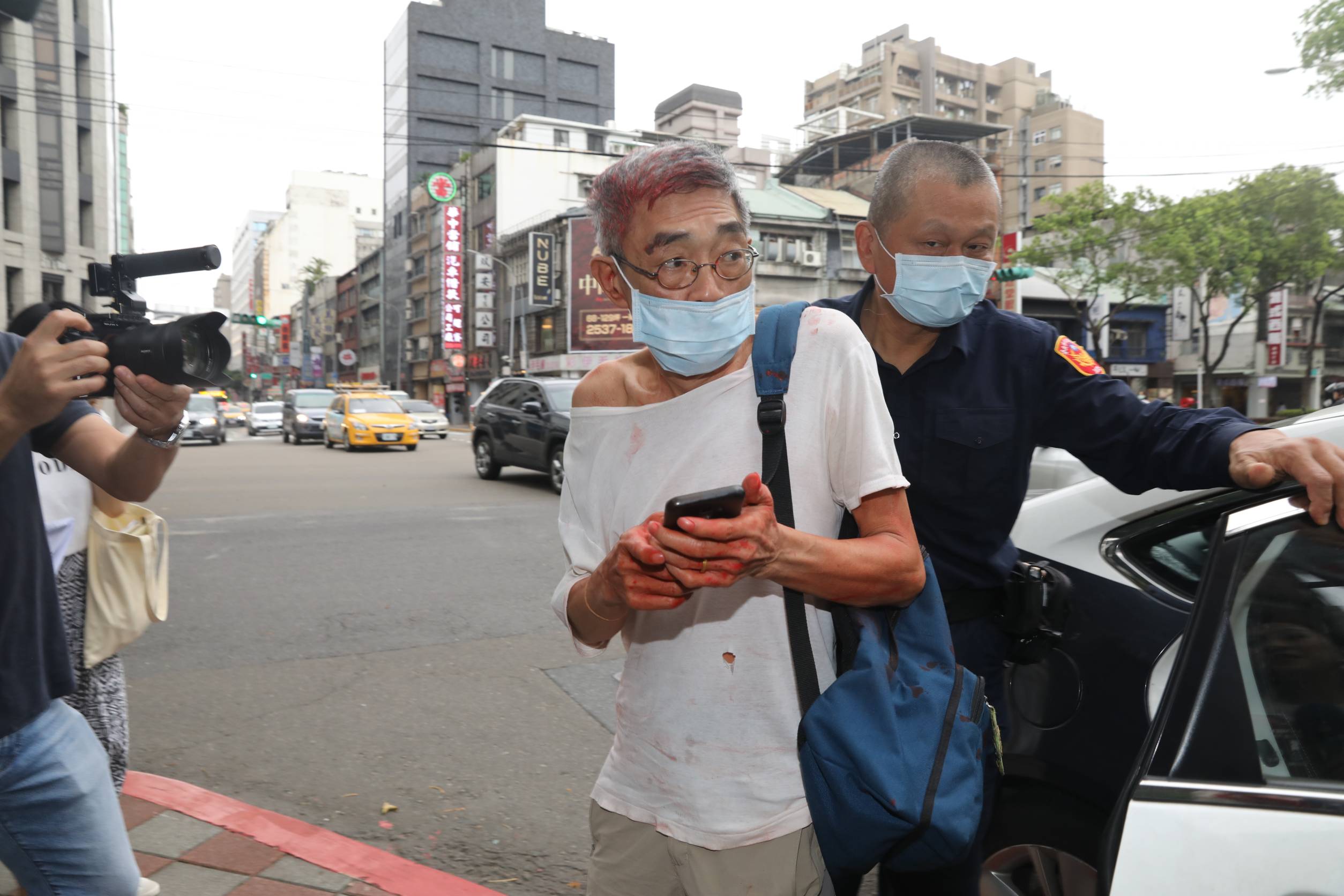 林榮基流亡來台開設書店，卻遭人當面潑灑紅漆。